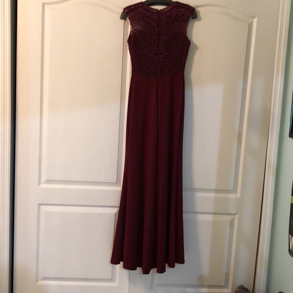 Maroon gown. Beaded top and back. - Picture 4 of 6
